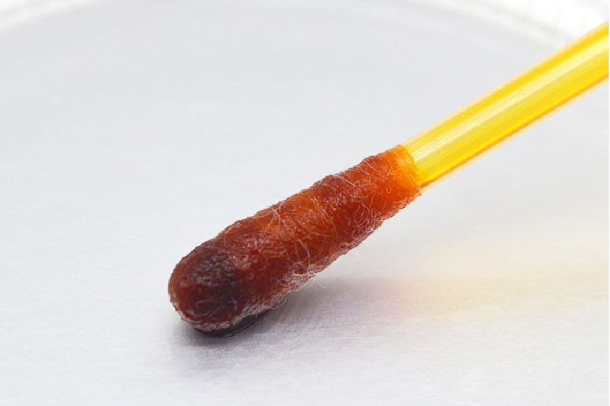 棉签蘸取碘伏图片